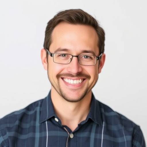 Portrait de Marc Lemaire, instructeur en marketing digital, souriant et professionnel.